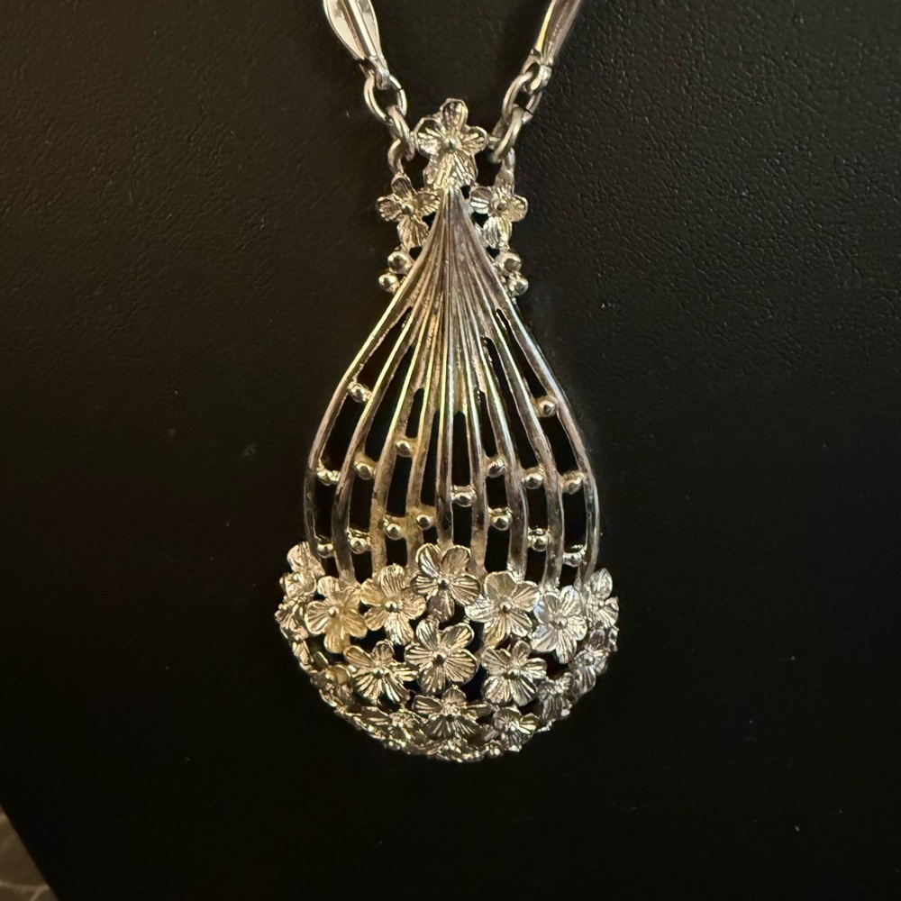 Monet Signed Flower Basket Pendant Silver Plated Vintage Necklace. Circa 1968. - Picture 3 of 7